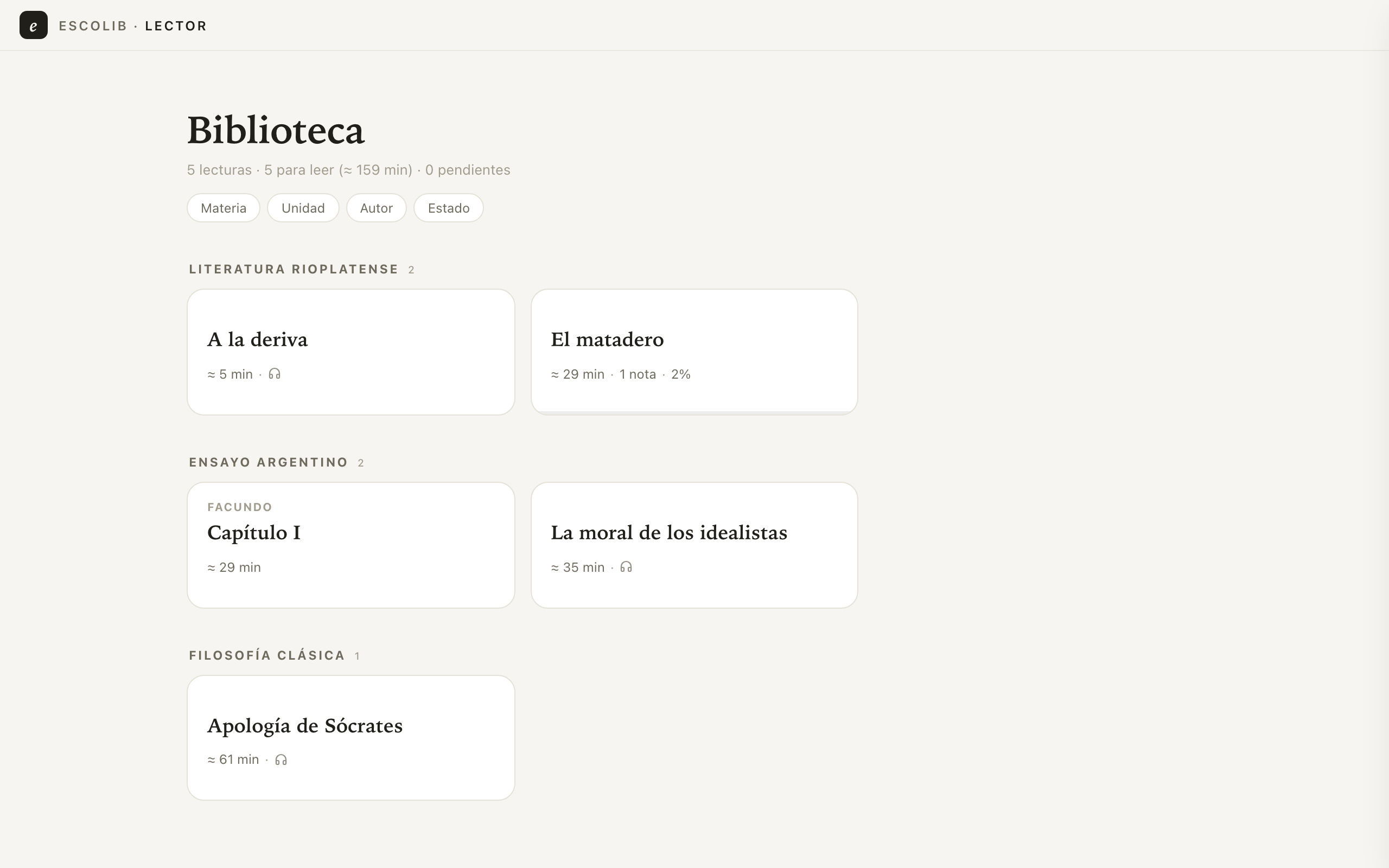 La biblioteca: estantes por materia con tarjetas de cada texto